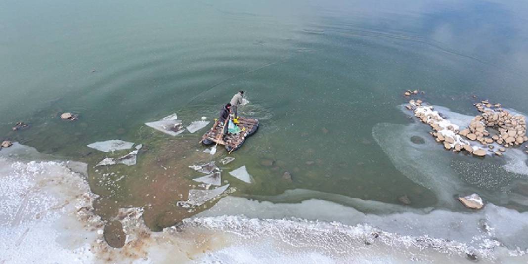Kar ve soğuk dondurdu, buz üstünde av başladı! Ne kadar çok kar o kadar çok balık: Bereket daim olsun 3